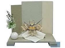 宝童作 クリーム色屏風・台白金筋上杉兜平飾り