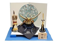 宝童作　桜丸二曲屛風　金小札紺色威　上杉兜飾り