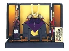 久月　宗光作　長鍬形二方白兜　黒枠三枚金屏風平飾り