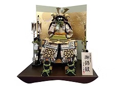 一久作 金箔梅二曲屏風緑色縅鎧「光雅」平飾り