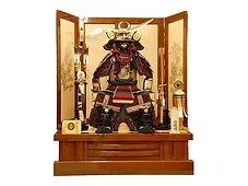 一龍作　子供着用上杉謙信公鎧　富士松鷹木枠屏風　家具調高床台飾り