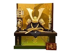 久月　収納形長鍬形兜　流水梅屏風固木枠櫃の収納函飾り