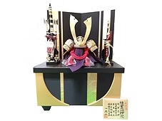 一徳作 金箔黒二曲屏風 収納金沢箔押合せ鉢兜飾り